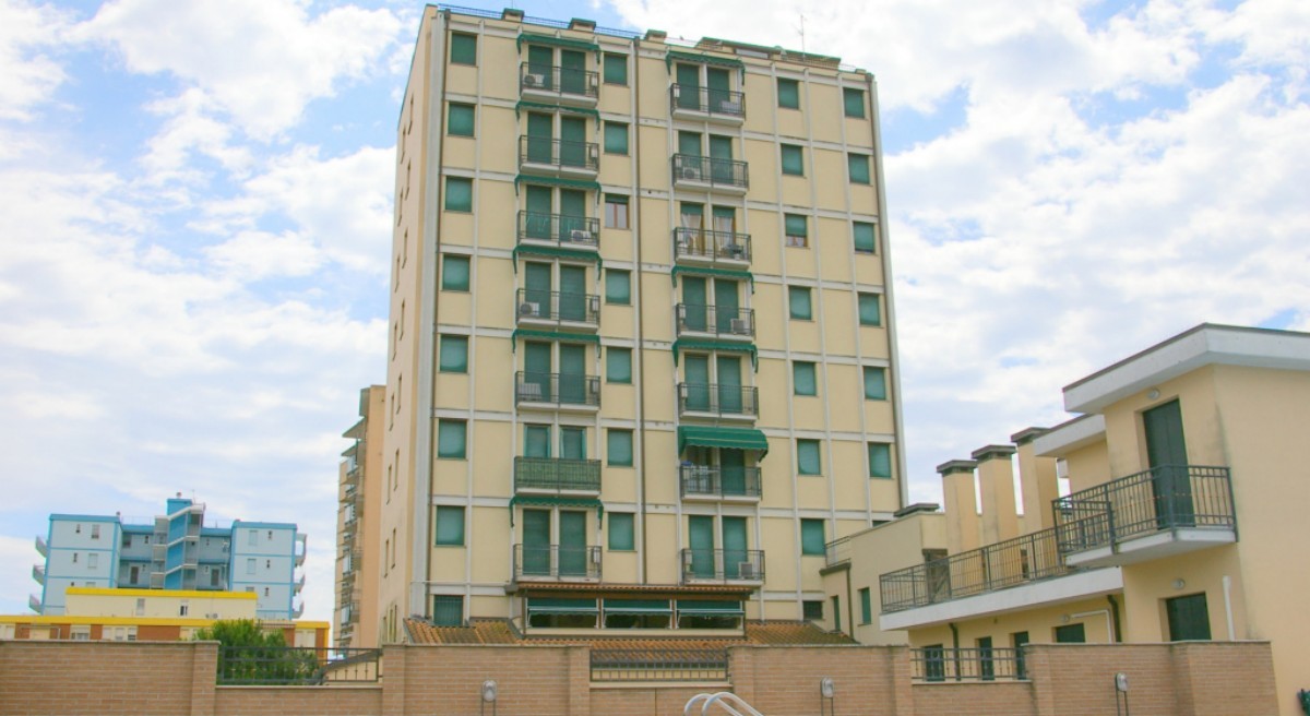 Appartamento al 5° piano in residence con piscina in centro a Lido Scacchi