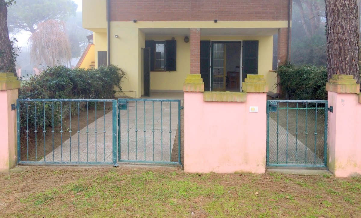 Villetta trilocale piano terra con giardino e posto auto a Lido Scacchi