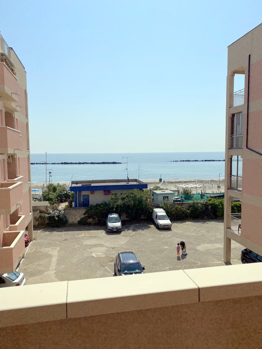 Appartamento trilocale ristrutturato a nuovo in prima linea sulla spiaggia a Lido Scacchi